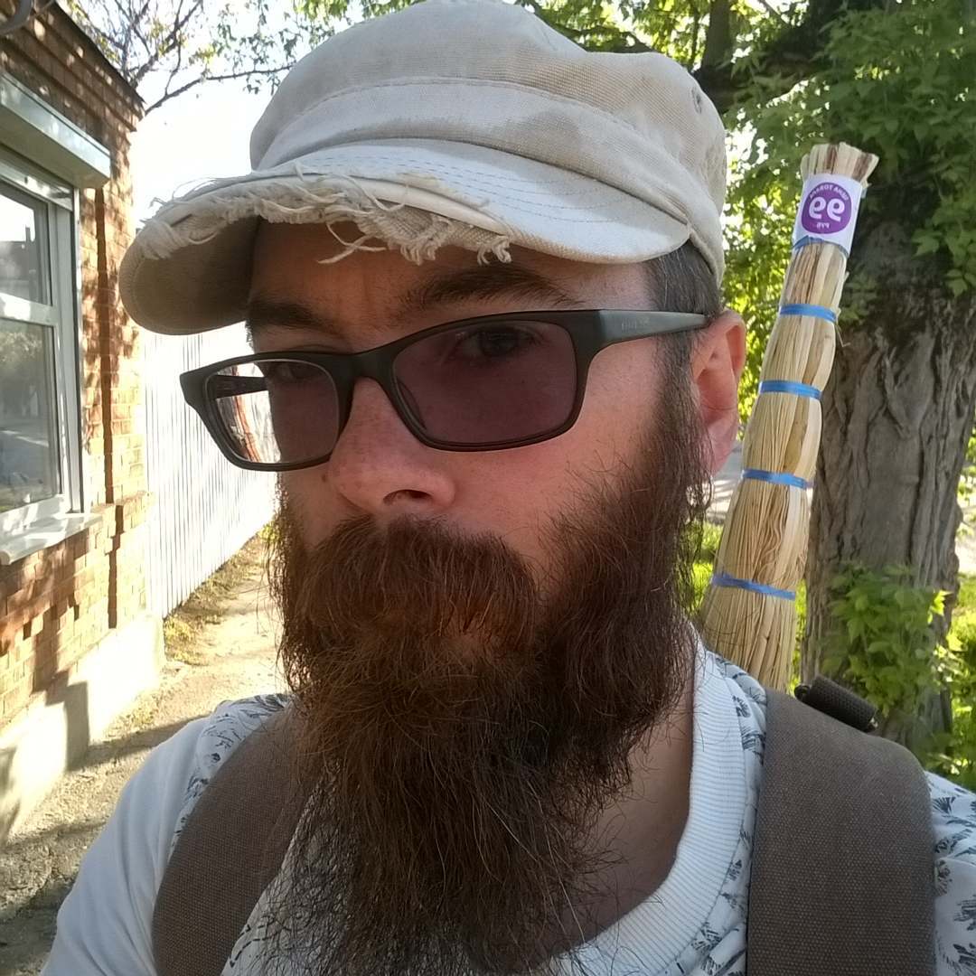 Хожу с веником в рюкзаке и стараюсь не привлекать внимания :)