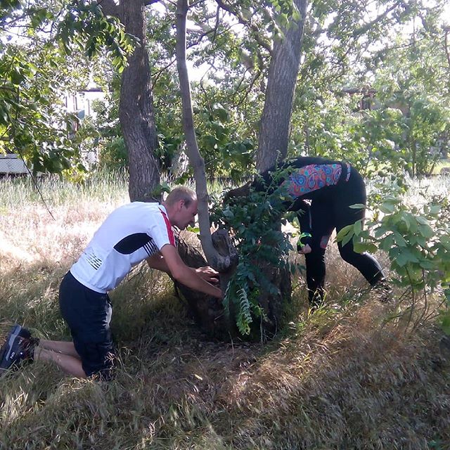 Это первые живые люди из сообщества геокешеров. Я уже и думать забыл про кладоискательство. Хотя покупка первого гпс-навигатора тыщу лет назад помогла узнать об этом интернациональном сообществе. Хотя со стороны может показаться, что они ищут совсем другое и попробуй объяснить..