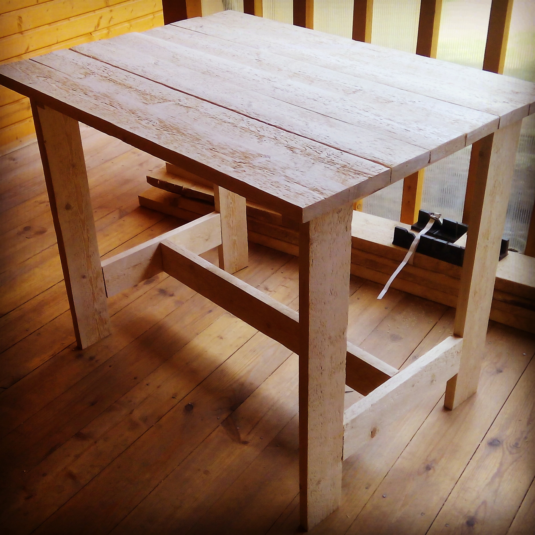 Форкнул стол с сайта Леруа Марлен.