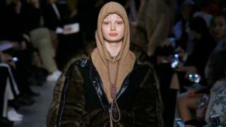 Модный дом Burberry извинился за толстовку с петлей на шее