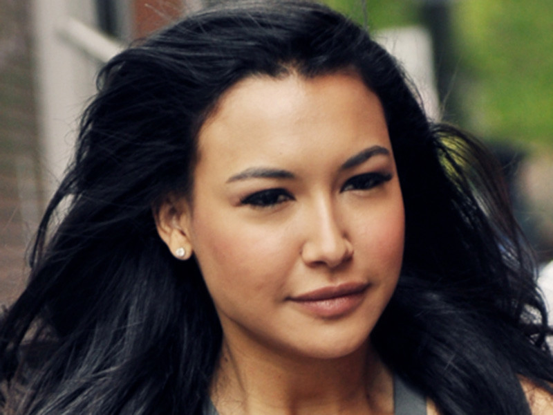 NEWSru.com :: В США на озере под Лос-Анжелесом пропала без вести звезда сериала “Хор” Ная Ривера. Ее малолетнего сына нашли спящим в лодке